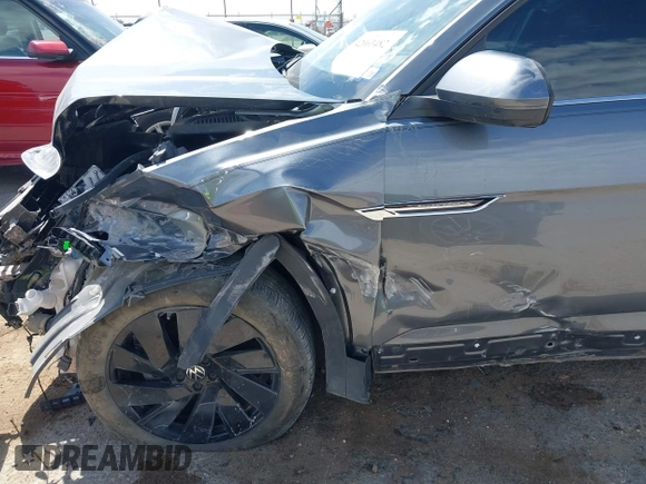 2024 Volkswagen Atlas SE z VIN 1V2JE2CA1RC252078, wystawiony jako IAAI lot #42061482 z przebiegiem 10 396 mil mil oraz . Historia ofert i sprzedaży dostępna na DreamBid. Obrazek 6.