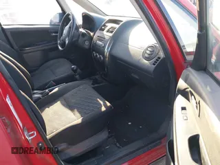 2008 Suzuki SX4 Regional Edition z VIN JS2YA413585103516, wystawiony jako IAAI lot #41858485 z przebiegiem 164 337 mil mil oraz . Historia ofert i sprzedaży dostępna na DreamBid. Obrazek 5.
