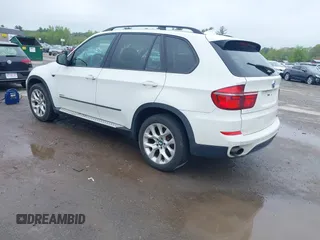 2013 BMW X5 xDrive35i z VIN 5UXZV4C51D0B03720, wystawiony jako IAAI lot #42284686 z przebiegiem 181 322 mil mil oraz . Historia ofert i sprzedaży dostępna na DreamBid. Obrazek 3.