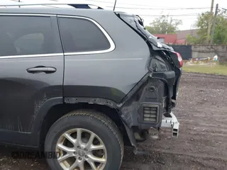2016 Jeep Cherokee Latitude z VIN 1C4PJMCS1GW154188, wystawiony jako IAAI lot #42318317 z przebiegiem 189 347 mil mil oraz . Historia ofert i sprzedaży dostępna na DreamBid. Obrazek 17.