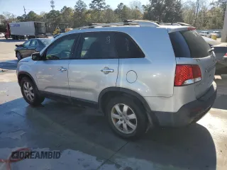 2013 Kia Sorento LX z VIN 5XYKT4A62DG332256, wystawiony jako Copart lot #88001935 z przebiegiem Nie podano mil oraz Szkoda całkowita • Salvage title. Historia ofert i sprzedaży dostępna na DreamBid. Obrazek 2.