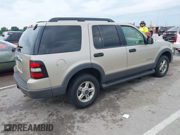 2006 Ford Explorer XLT z VIN 1FMEU73E56UB74573, wystawiony jako IAAI lot #42383380 z przebiegiem 224 359 mil mil oraz . Historia ofert i sprzedaży dostępna na DreamBid. Obrazek 4.