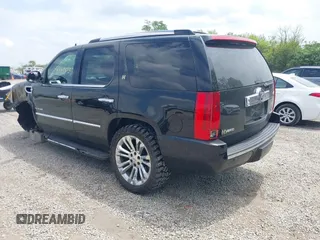 2012 Cadillac Escalade z VIN 1GYS4EEJ2CR142517, wystawiony jako IAAI lot #42269852 z przebiegiem 127 807 mil mil oraz . Historia ofert i sprzedaży dostępna na DreamBid. Obrazek 3.