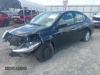 2019 Nissan Versa SV z VIN 3N1CN7AP5KL863761, wystawiony jako IAAI lot #41958583 z przebiegiem 106 086 mil mil oraz . Historia ofert i sprzedaży dostępna na DreamBid. Obrazek 2.