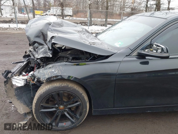 2015 BMW 3 Series 328i xDrive z VIN WBA3B5C55FF959652, wystawiony jako IAAI lot #41545937 z przebiegiem 101 637 mil mil oraz . Historia ofert i sprzedaży dostępna na DreamBid. Obrazek 6.