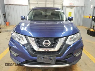 2017 Nissan Rogue SV z VIN JN8AT2MV7HW013127, wystawiony jako Copart lot #56920665 z przebiegiem 131 116 mil mil oraz Szkoda całkowita • Salvage title. Historia ofert i sprzedaży dostępna na DreamBid. Obrazek 5.