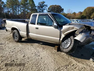 2000 GMC Sonoma SLS with VIN 1GTDT19W8Y8172036, listed as a Copart auction lot 77854974 with 0 mi miles and Salvage Title. Bid and sale history available at carsss.com. Image 4.