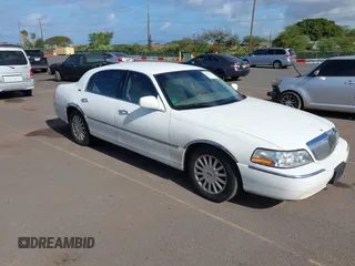 2005 Lincoln Town Car Signature Limited z VIN 1LNHM82W05Y664360, wystawiony jako IAAI lot #41902957 z przebiegiem 247 669 mil mil oraz . Historia ofert i sprzedaży dostępna na DreamBid. Obrazek 1.