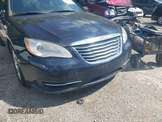 2012 Chrysler 200 Touring z VIN 1C3CCBBG0CN224231, wystawiony jako IAAI lot #42536821 z przebiegiem 129 814 mil mil oraz . Historia ofert i sprzedaży dostępna na DreamBid. Obrazek 6.