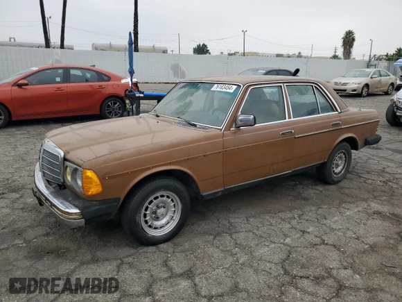 1981 Mercedes-Benz 300 D z VIN WDBAB30A3BB219467, wystawiony jako Copart lot #76183454 z przebiegiem 123 938 mil mil oraz Czysty tytuł • Clean title. Historia ofert i sprzedaży dostępna na DreamBid. Obrazek 1.