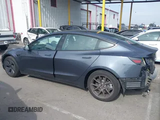 2023 Tesla Model 3 z VIN 5YJ3E1EA0PF577869, wystawiony jako IAAI lot #41468956 z przebiegiem 38 760 mil mil oraz . Historia ofert i sprzedaży dostępna na DreamBid. Obrazek 14.