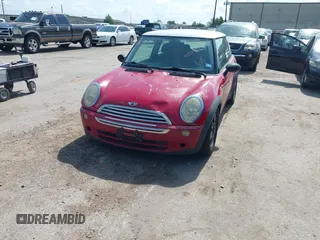 2006 MINI Hardtop с VIN WMWRC33536TJ74995, выставлен на аукционе IAAI как лот 42339671 с пробегом 219 625 миль миль и . История ставок и продаж доступна на DreamBid. Изображение 2.