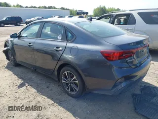 2024 Kia Forte LXS z VIN 3KPF24AD8RE709311, wystawiony jako IAAI lot #42001871 z przebiegiem 22 642 mil mil oraz . Historia ofert i sprzedaży dostępna na DreamBid. Obrazek 3.