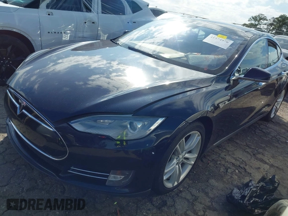 2014 Tesla Model S 60 z VIN 5YJSA1H15EFP48938, wystawiony jako IAAI lot #41574976 z przebiegiem 230 246 mil mil oraz . Historia ofert i sprzedaży dostępna na DreamBid. Obrazek 2.