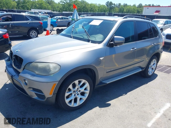 2011 BMW X5 35i z VIN 5UXZV4C57BL410981, wystawiony jako IAAI lot #42126240 z przebiegiem 160 473 mil mil oraz . Historia ofert i sprzedaży dostępna na DreamBid. Obrazek 2.