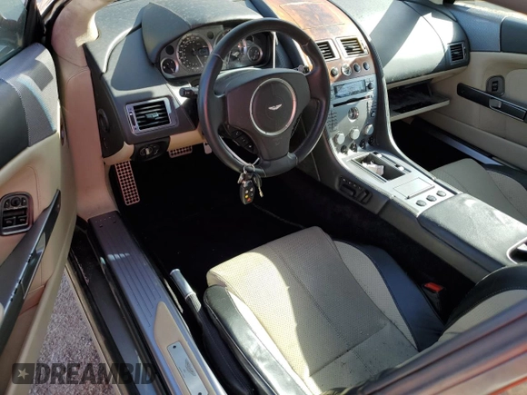 2007 Aston Martin DB9 z VIN SCFAD02A47GB07685, wystawiony jako Copart lot #75868414 z przebiegiem Nie podano mil oraz Szkody całkowita. Historia ofert i sprzedaży dostępna na DreamBid. Obrazek 8.