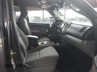 2013 Toyota Tacoma z VIN 3TMLU4EN9DM106995, wystawiony jako IAAI lot #42373093 z przebiegiem Nie podano mil oraz . Historia ofert i sprzedaży dostępna na DreamBid. Obrazek 5.