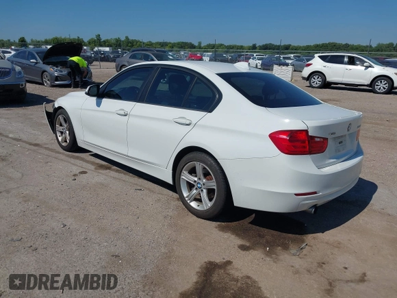 2015 BMW 3 Series 320i xDrive z VIN WBA3C3C52FP663676, wystawiony jako IAAI lot #42650794 z przebiegiem 99 774 mil mil oraz . Historia ofert i sprzedaży dostępna na DreamBid. Obrazek 3.