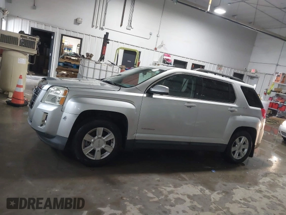 2010 GMC Terrain SLE-2 z VIN 2CTFLEEW0A6391742, wystawiony jako IAAI lot #41607448 z przebiegiem 181 922 mil mil oraz . Historia ofert i sprzedaży dostępna na DreamBid. Obrazek 14.
