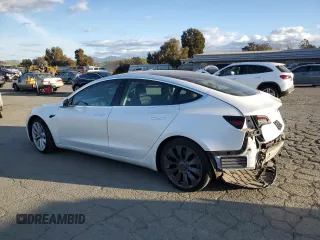 2020 Tesla Model 3 Standard Range Plus z VIN 5YJ3E1EA2LF709170, wystawiony jako Copart lot #47885075 z przebiegiem 126 550 mil mil oraz Szkoda całkowita • Salvage title. Historia ofert i sprzedaży dostępna na DreamBid. Obrazek 2.