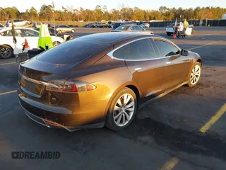 2013 Tesla Model S with VIN 5YJSA1CN7DFP22690, listed as a IAAI auction lot 40981089 with 188,057 mi miles. Bid and sale history available at carsss.com. Image 4.