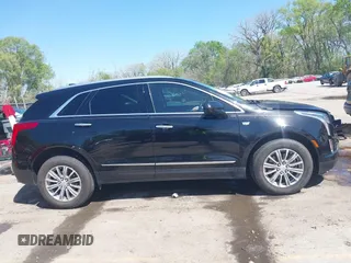 2017 Cadillac XT5 Luxury FWD z VIN 1GYKNBRS7HZ227732, wystawiony jako IAAI lot #42035099 z przebiegiem 76 260 mil mil oraz . Historia ofert i sprzedaży dostępna na DreamBid. Obrazek 13.
