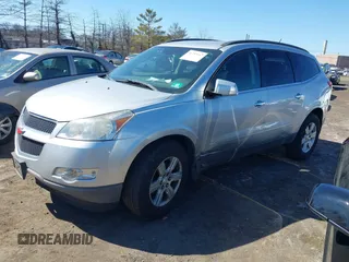 2012 Chevrolet Traverse 1LT z VIN 1GNKVGED3CJ230085, wystawiony jako IAAI lot #41752517 z przebiegiem 166 330 mil mil oraz . Historia ofert i sprzedaży dostępna na DreamBid. Obrazek 2.
