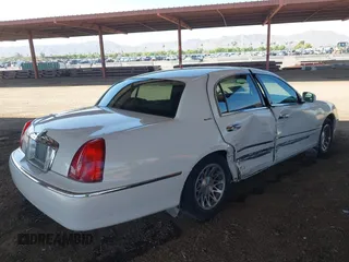 2000 Lincoln Town Car Signature with VIN 1LNHM82W1YY916055, listed as a IAAI auction lot 42488210 with 189,149 mi miles and . Bid and sale history available at DreamBid. Image 4.