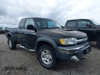 2002 Toyota Tacoma z VIN 5TEWN72N72Z058610, wystawiony jako IAAI lot #42376830 z przebiegiem 210 929 mil mil oraz . Historia ofert i sprzedaży dostępna na DreamBid. Obrazek 1.