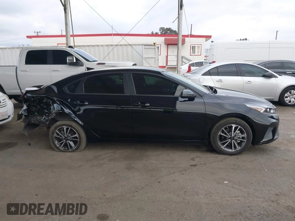 2023 Kia Forte LXS z VIN 3KPF24AD5PE646813, wystawiony jako IAAI lot #41494292 z przebiegiem 29 003 mil mil oraz . Historia ofert i sprzedaży dostępna na DreamBid. Obrazek 13.
