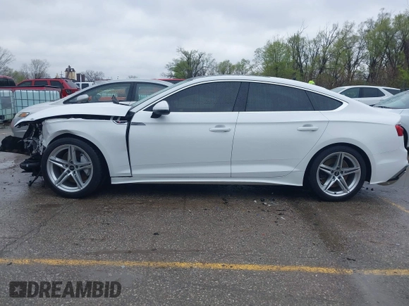 2022 Audi A5 Sportback S line Premium Plus z VIN WAUFACF57NA033636, wystawiony jako IAAI lot #41947545 z przebiegiem 75 797 mil mil oraz . Historia ofert i sprzedaży dostępna na DreamBid. Obrazek 15.