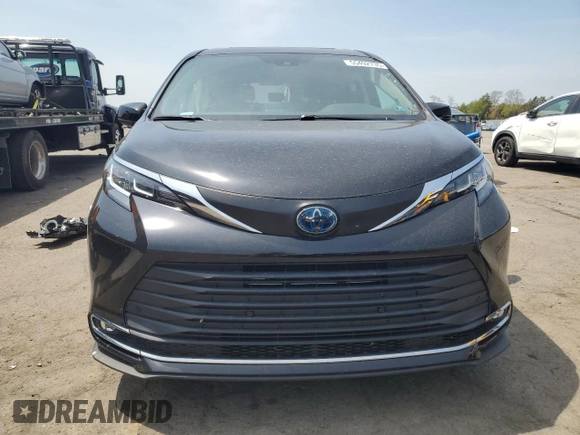 2021 Toyota Sienna XLE z VIN 5TDJRKEC3MS007973, wystawiony jako Copart lot #55492735 z przebiegiem 53 700 mil mil oraz Szkoda całkowita • Salvage title. Historia ofert i sprzedaży dostępna na DreamBid. Obrazek 5.