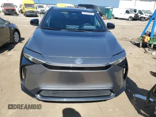 2024 Toyota bZ4X XLE z VIN JTMAAAAA8RA039330, wystawiony jako Copart lot #53122265 z przebiegiem 30 866 mil mil oraz Czysty tytuł • Clean title. Historia ofert i sprzedaży dostępna na DreamBid. Obrazek 5.