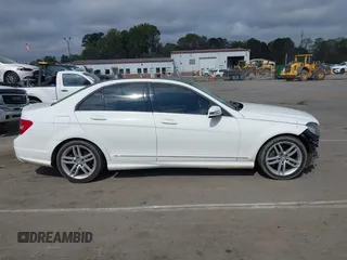 2014 Mercedes-Benz C 300 Sport z VIN WDDGF8AB0EA941628, wystawiony jako IAAI lot #41907802 z przebiegiem 88 812 mil mil oraz . Historia ofert i sprzedaży dostępna na DreamBid. Obrazek 13.