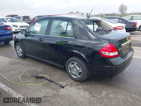 2008 Nissan Versa S z VIN 3N1BC11EX8L446772, wystawiony jako IAAI lot #41824455 z przebiegiem 145 793 mil mil oraz . Historia ofert i sprzedaży dostępna na DreamBid. Obrazek 3.