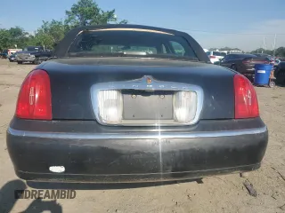 2000 Lincoln Town Car Executive z VIN 1LNHM81W4YY868617, wystawiony jako Copart lot #56349095 z przebiegiem 152 512 mil mil oraz Szkody całkowita. Historia ofert i sprzedaży dostępna na DreamBid. Obrazek 6.