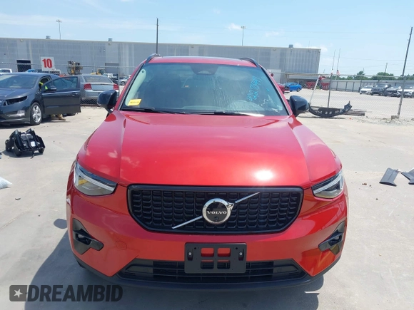 2025 Volvo XC40 Ultimate Dark Theme z VIN YV4L12UM3S2529546, wystawiony jako IAAI lot #42270947 z przebiegiem 787 mil mil oraz . Historia ofert i sprzedaży dostępna na DreamBid. Obrazek 13.