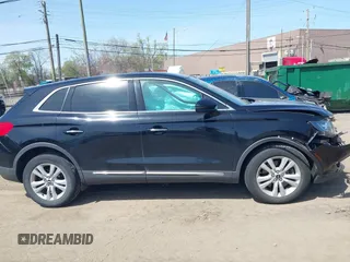 2017 Lincoln MKX Premiere z VIN 2LMPJ8JR9HBL21889, wystawiony jako IAAI lot #42142609 z przebiegiem 66 069 mil mil oraz . Historia ofert i sprzedaży dostępna na DreamBid. Obrazek 13.