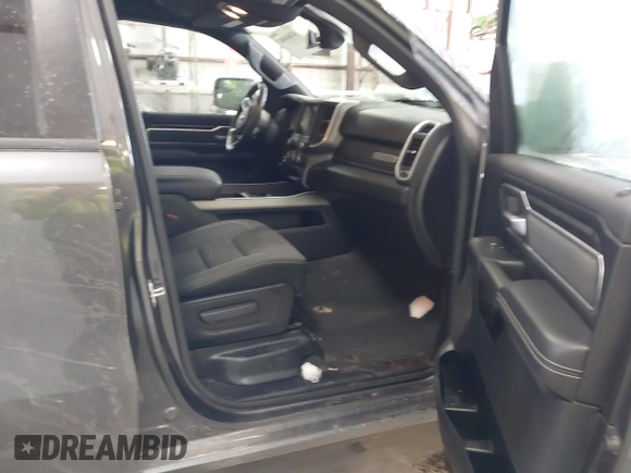 2020 Ram 1500 Big Horn z VIN 1C6SRFFT6LN103179, wystawiony jako IAAI lot #41884083 z przebiegiem 63 461 mil mil oraz . Historia ofert i sprzedaży dostępna na DreamBid. Obrazek 5.