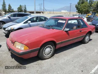 1988 Ford Mustang z VIN 1FABP40A9JF257876, wystawiony jako Copart lot #56777285 z przebiegiem 33 247 mil mil oraz Czysty tytuł • Clean title. Historia ofert i sprzedaży dostępna na DreamBid. Obrazek 1.