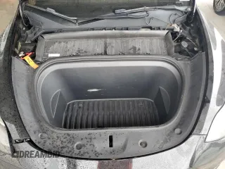 2022 Tesla Model Y Long Range z VIN 7SAYGDEE1NF393187, wystawiony jako Copart lot #56419535 z przebiegiem 82 757 mil mil oraz Nie do naprawy • Non repairable. Historia ofert i sprzedaży dostępna na DreamBid. Obrazek 11.