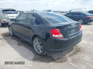 2013 Scion tC z VIN JTKJF5C71D3054459, wystawiony jako IAAI lot #41776311 z przebiegiem 151 893 mil mil oraz . Historia ofert i sprzedaży dostępna na DreamBid. Obrazek 3.
