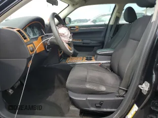 2009 Chrysler 300 LX z VIN 2C3KA43D79H556962, wystawiony jako Copart lot #58315205 z przebiegiem 177 577 mil mil oraz Szkoda całkowita • Salvage title. Historia ofert i sprzedaży dostępna na DreamBid. Obrazek 7.