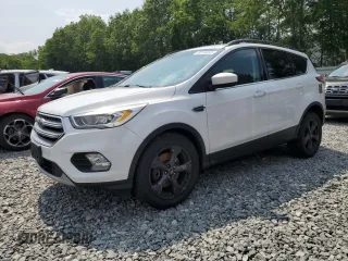 2017 Ford Escape SE z VIN 1FMCU9GDXHUB33878, wystawiony jako Copart lot #60756895 z przebiegiem 131 240 mil mil oraz Czysty tytuł • Clean title. Historia ofert i sprzedaży dostępna na DreamBid. Obrazek 1.