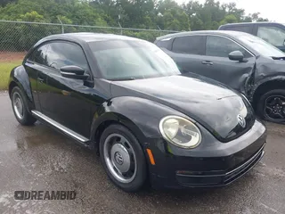2013 Volkswagen Beetle 2.5L w/Sun z VIN 3VWJX7AT0DM601698, wystawiony jako IAAI lot #42686720 z przebiegiem 156 428 mil mil oraz . Historia ofert i sprzedaży dostępna na DreamBid. Obrazek 1.