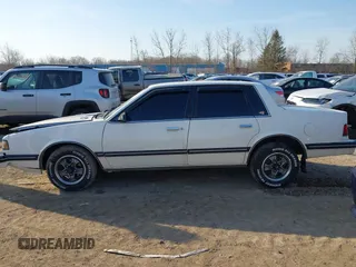 1988 Chevrolet Celebrity z VIN 1G1AW51W4J6137291, wystawiony jako IAAI lot #41777521 z przebiegiem 163 299 mil mil oraz . Historia ofert i sprzedaży dostępna na DreamBid. Obrazek 15.