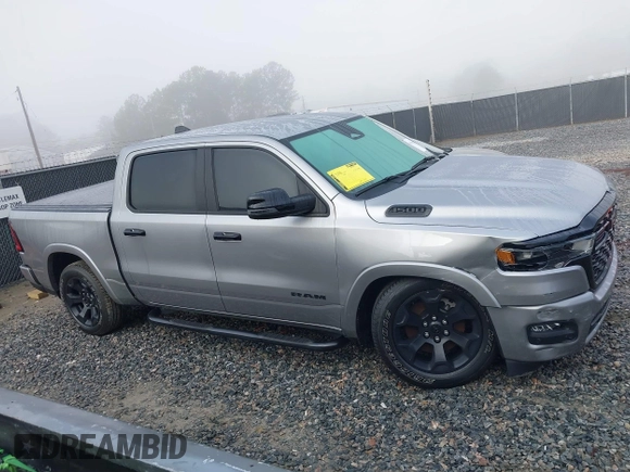 2025 Ram 1500 Big Horn z VIN 1C6SRFFP5SN502795, wystawiony jako IAAI lot #41498981 z przebiegiem 6 565 mil mil oraz . Historia ofert i sprzedaży dostępna na DreamBid. Obrazek 13.