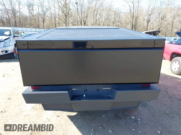 2024 Tesla Cybertruck z VIN 7G2CEHEDXRA022640, wystawiony jako IAAI lot #41423630 z przebiegiem 18 474 mil mil oraz . Historia ofert i sprzedaży dostępna na DreamBid. Obrazek 17.