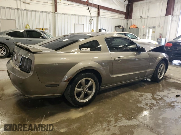 2005 Ford Mustang GT Deluxe z VIN 1ZVHT82H555100792, wystawiony jako Copart lot #57918045 z przebiegiem 130 677 mil mil oraz Czysty tytuł • Clean title. Historia ofert i sprzedaży dostępna na DreamBid. Obrazek 3.