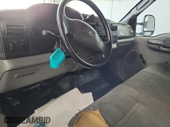 2005 Ford F-250 XL z VIN 1FTSX20545EB22186, wystawiony jako IAAI lot #42501146 z przebiegiem 157 916 mil mil oraz . Historia ofert i sprzedaży dostępna na DreamBid. Obrazek 10.